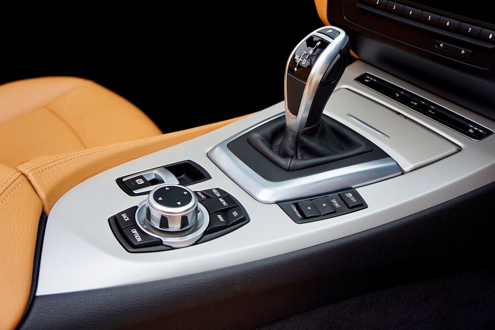 Console centrale et levier de vitesses d’une voiture