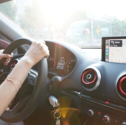 GPS fixé sur le tableau de bord d’une voiture