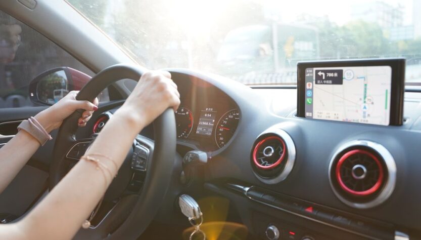 GPS fixé sur le tableau de bord d’une voiture